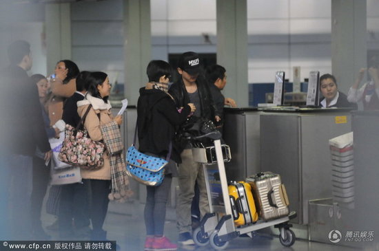 張杰機(jī)場悍馬車接送 謝娜緊隨身后素顏似小媳婦