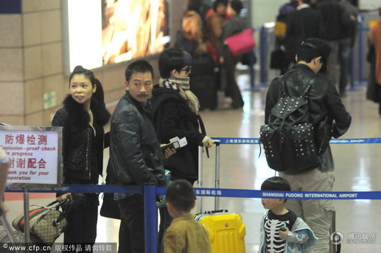 張杰機(jī)場悍馬車接送 謝娜緊隨身后素顏似小媳婦