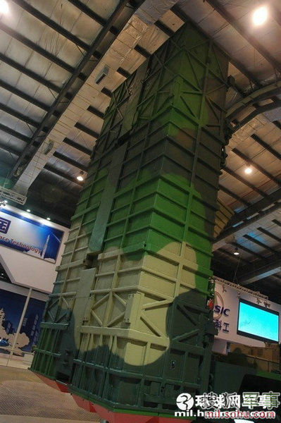 資料圖：SY400發(fā)射車后視。