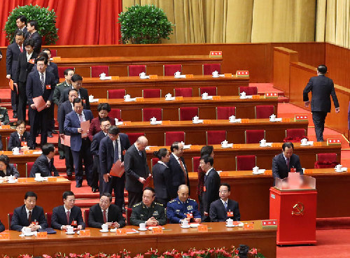 11月14日，中國(guó)共產(chǎn)黨第十八次全國(guó)代表大會(huì)閉幕會(huì)在北京人民大會(huì)堂舉行。這是代表投票選舉中央委員會(huì)委員、候補(bǔ)委員和中央紀(jì)律檢查委員會(huì)委員。新華社記者 丁林 攝