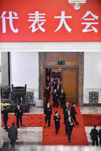 11月14日，中國(guó)共產(chǎn)黨第十八次全國(guó)代表大會(huì)閉幕會(huì)在北京人民大會(huì)堂舉行。這是代表投票后步出會(huì)場(chǎng)，等待計(jì)票結(jié)果。新華社記者李鑫攝