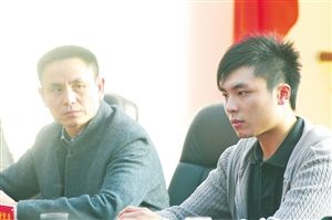 兒子周成程要參軍，父親周奇迪（左一）很是支持