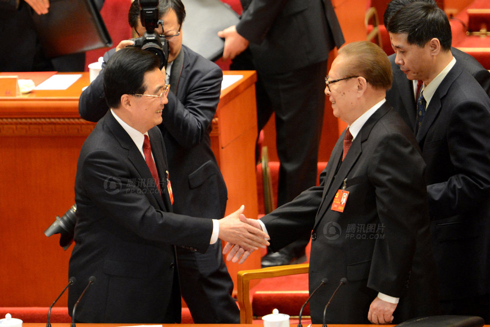 大會(huì)閉幕后，胡錦濤與江澤民握手。