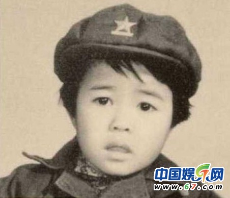 當(dāng)紅名嘴罕見(jiàn)童年萌照曝光 謝娜撒嬌賣萌歐弟天生性感厚唇