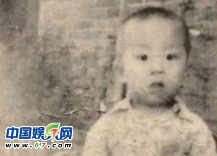 當紅名嘴罕見童年萌照曝光 謝娜撒嬌賣萌歐弟天生性感厚唇