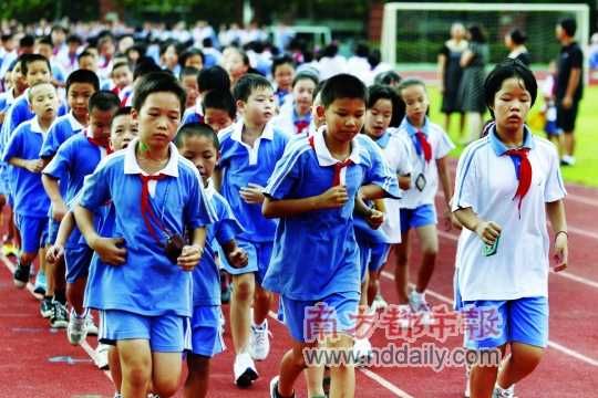 調查顯示深圳學生體質逐年下降，跑步對不少學生來說不是一件輕松的事。南都記者 王子榮 攝