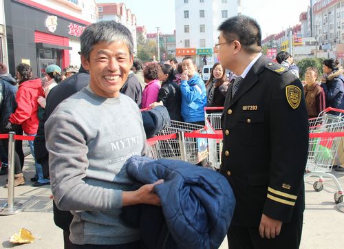 2萬斤愛心梨2小時(shí)賣光 水晶梨折射市民水晶心