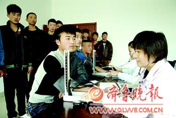 適齡青年正在體檢。本報(bào)記者黃廣華攝