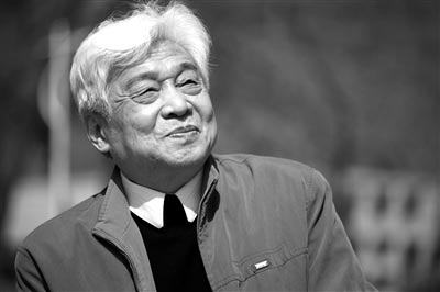 中國傳媒大學播音主持藝術(shù)學院前任院長、76歲的中國播音界泰斗張頌，因食道癌晚期醫(yī)治無效，于昨日在北京去世。新京報 宋佳音 攝