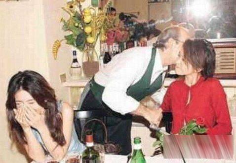 粉絲雷舉盤點：趙薇被村民開拖拉機狂追 張柏芝遭襲胸