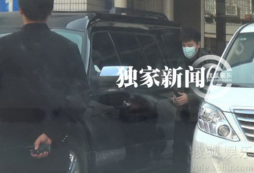 賈乃亮開(kāi)豪車(chē)接李小璐出院