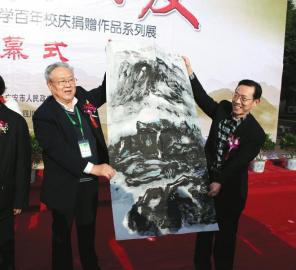 17日上午，曾擔(dān)任鄧小平辦公室警衛(wèi)秘書的張寶忠中將（左）向廣安市政府贈(zèng)送書畫作品。