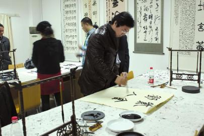 書畫家現(xiàn)場(chǎng)揮毫。