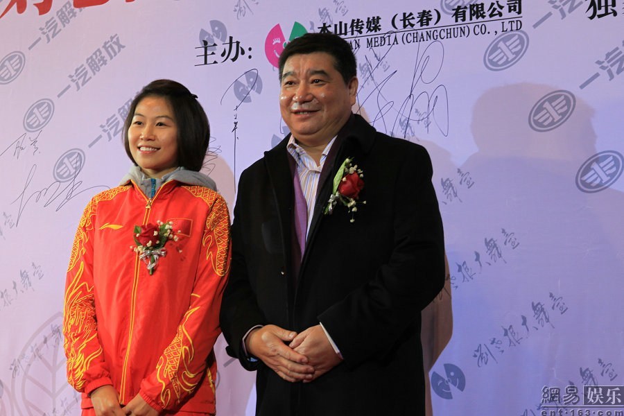 趙本山豪華二人轉(zhuǎn)劇場(chǎng)開業(yè) 張柏芝、干女兒黃圣依捧場(chǎng)力挺