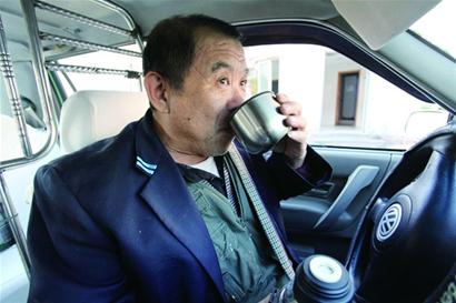 的哥上廁所百米沖刺 一泡尿換來(lái)百元罰單