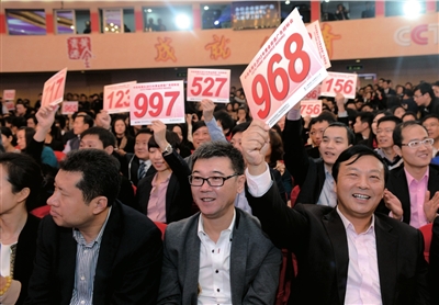 昨天，在央視2013年黃金資源廣告招標競購大會現(xiàn)場，企業(yè)代表舉牌競標。圖/CFP