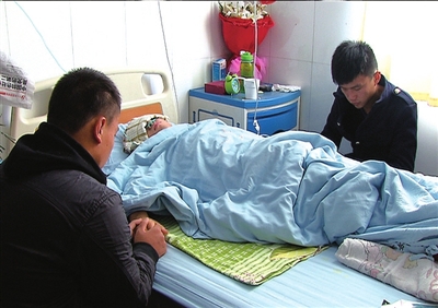 同學(xué)們在病房看望龔鈺犇11月17日攝。新華社發(fā)