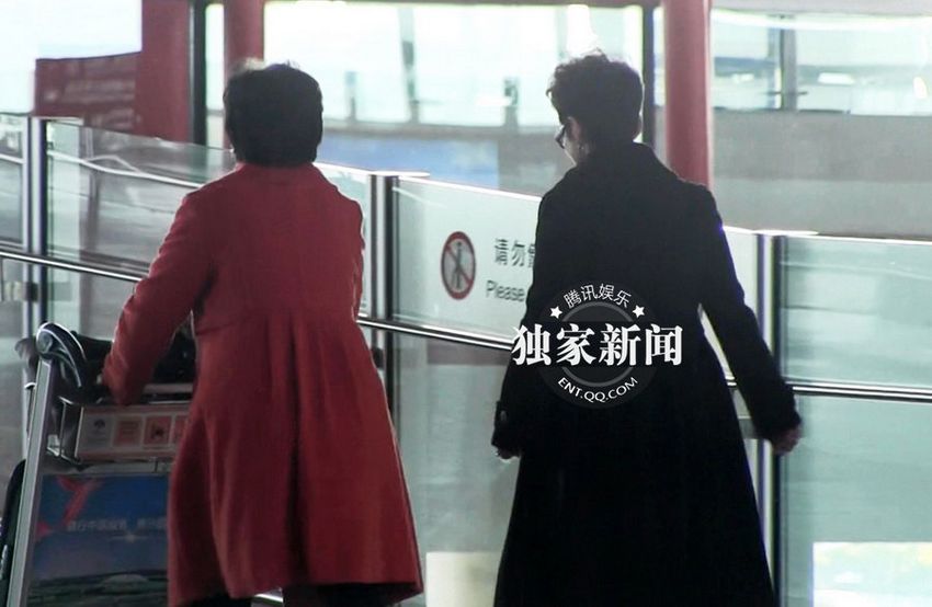 董文華回京神采奕奕 一路笑容滿(mǎn)面