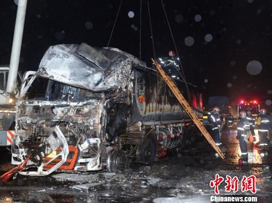 圖為消防官兵爬上油罐車查看情況，準(zhǔn)備吊裝轉(zhuǎn)移肇事油罐車。。劉忠俊攝