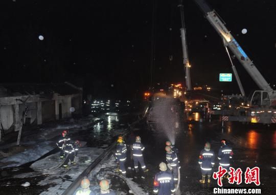 圖為消防官兵正在現(xiàn)場處置肇事油罐車吊裝轉(zhuǎn)運(yùn)，防止發(fā)生復(fù)燃。劉忠俊攝