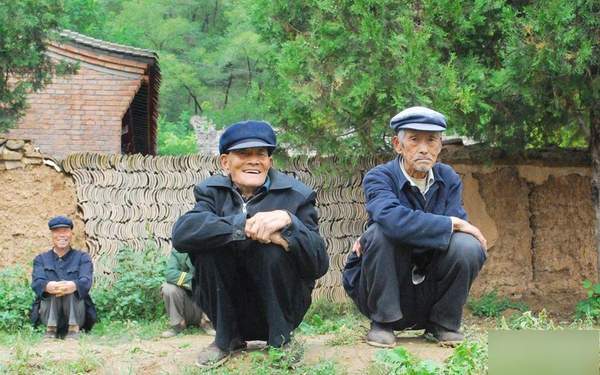在農村看場娛樂節(jié)目真不容易呀