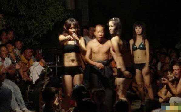 在農(nóng)村看場(chǎng)娛樂節(jié)目真不容易呀