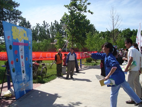 在農(nóng)村看場娛樂節(jié)目真不容易呀