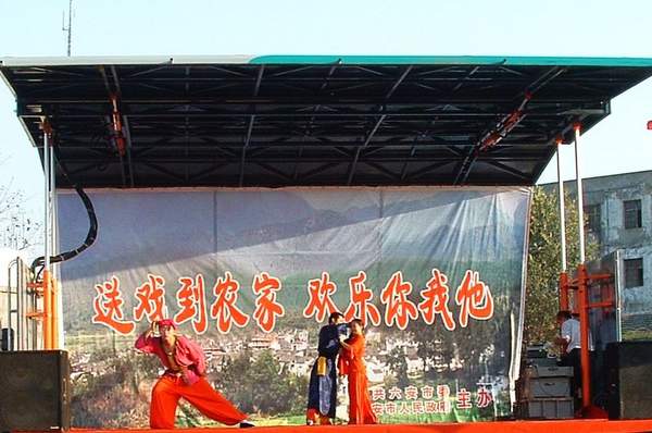 在農(nóng)村看場娛樂節(jié)目真不容易呀