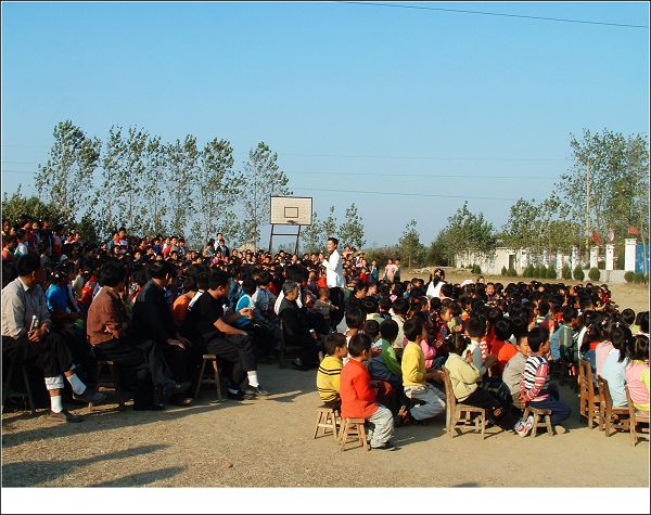 在農(nóng)村看場娛樂節(jié)目真不容易呀