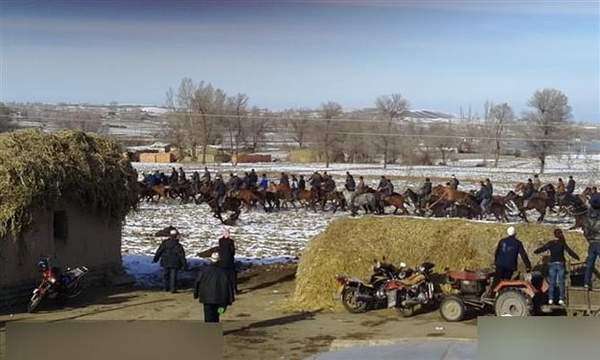 在農(nóng)村看場(chǎng)娛樂(lè)節(jié)目真不容易呀