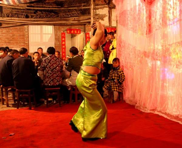 在農(nóng)村看場娛樂節(jié)目真不容易呀