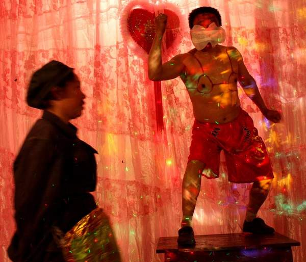 在農(nóng)村看場(chǎng)娛樂節(jié)目真不容易呀