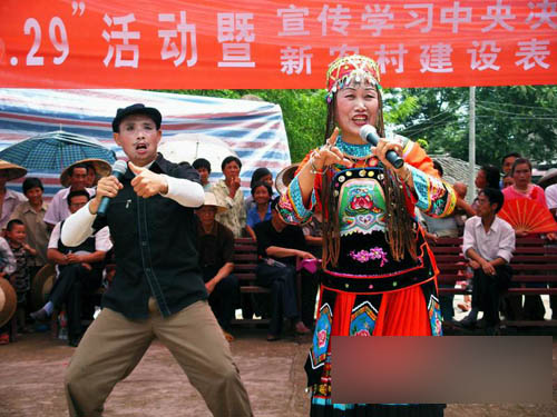 在農(nóng)村看場娛樂節(jié)目真不容易呀