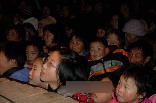 在農(nóng)村看場娛樂節(jié)目真不容易呀