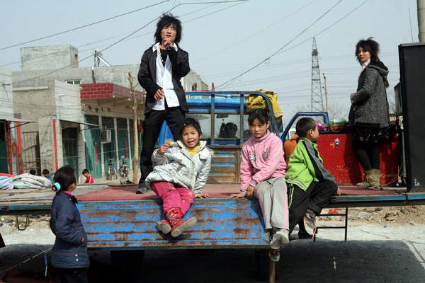 在農(nóng)村看場娛樂節(jié)目真不容易呀