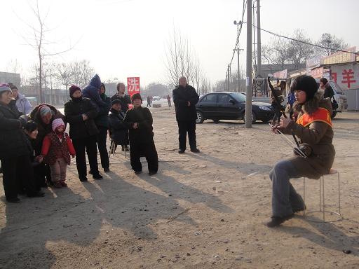 在農(nóng)村看場娛樂節(jié)目真不容易呀