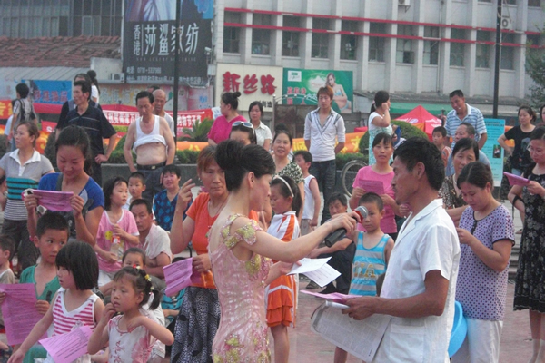 在農(nóng)村看場(chǎng)娛樂(lè)節(jié)目真不容易呀