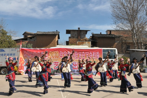 在農(nóng)村看場娛樂節(jié)目真不容易呀