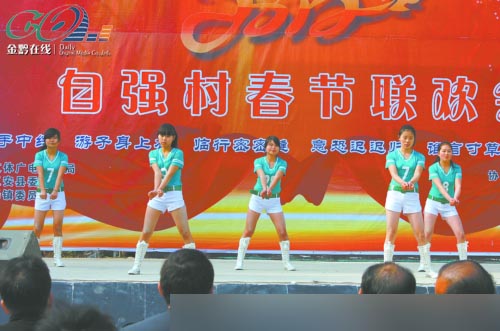 在農(nóng)村看場娛樂節(jié)目真不容易呀