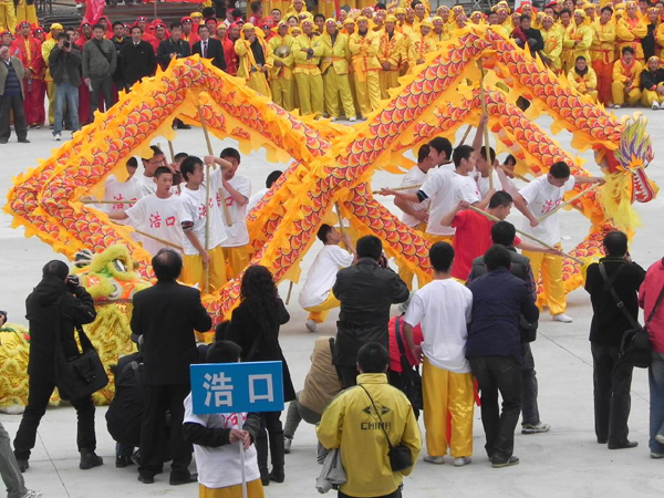 在農(nóng)村看場娛樂節(jié)目真不容易呀