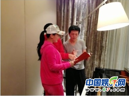 王力宏李云迪親密看電影被抓現(xiàn)行 網(wǎng)友呼：在一起！