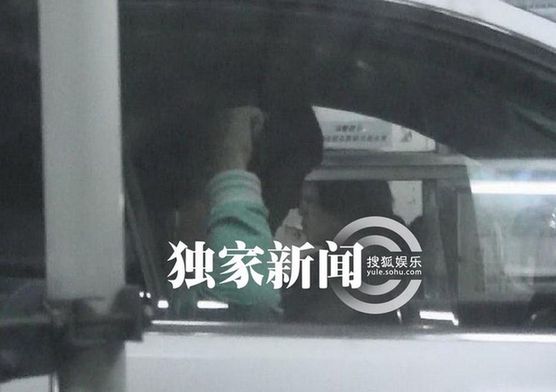 劉曉慶車(chē)內(nèi)描眉梳頭 帶經(jīng)紀(jì)人易綱赴家宴