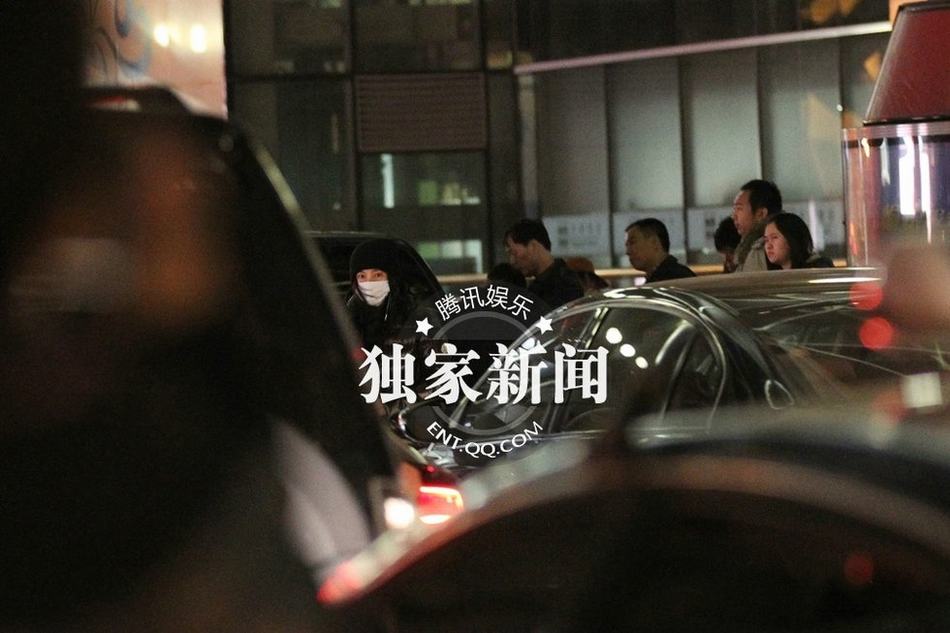 李冰冰豪車隊接機(jī)排場大 美女助理驚艷亮相似Ella