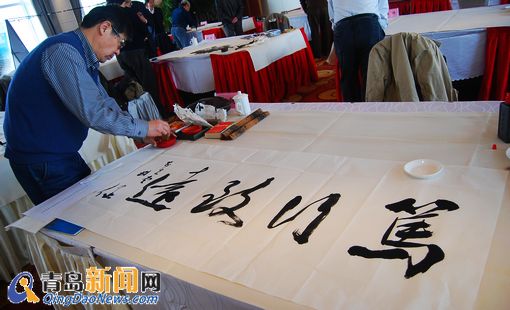 青島書法家潑墨揮毫寫地鐵站名 曬名畫作品