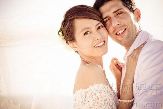 梁詠琪百?gòu)埢槎Y溫馨照曝光 與老公擁吻分享幸福