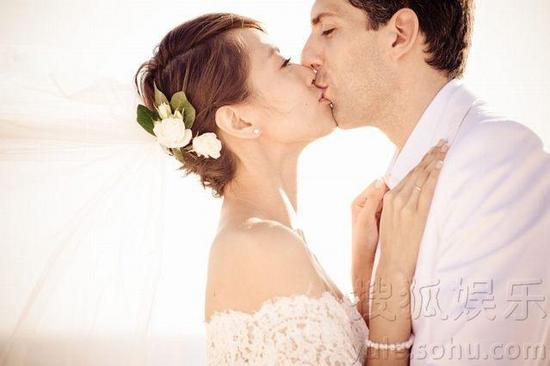 梁詠琪百?gòu)埢槎Y溫馨照曝光 與老公擁吻分享幸福