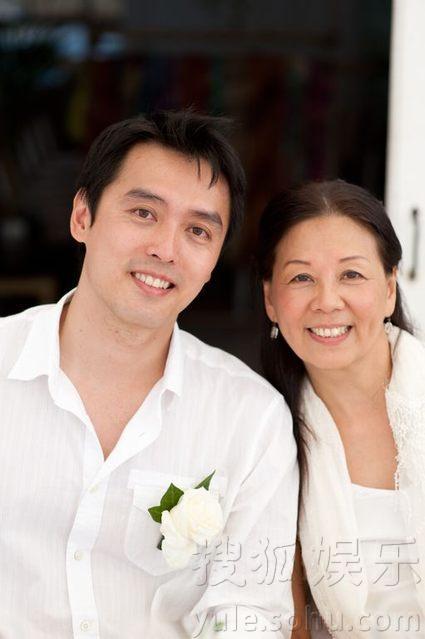 梁詠琪百?gòu)埢槎Y溫馨照曝光 與老公擁吻分享幸福