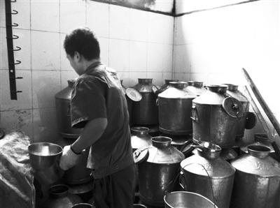 11月26日，在酒鬼酒生產(chǎn)基酒的車間，輸酒管、接酒桶都已是不銹鋼材質(zhì)，基酒產(chǎn)出后將進(jìn)入酒窖封存。