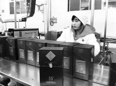 11月26日，酒鬼酒成品酒包裝車間，55°酒鬼酒正在包裝。 新京報記者 鄭道森 攝