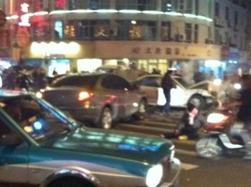 浙江男子持刀在鬧市劫車(chē) 引發(fā)連環(huán)車(chē)禍
